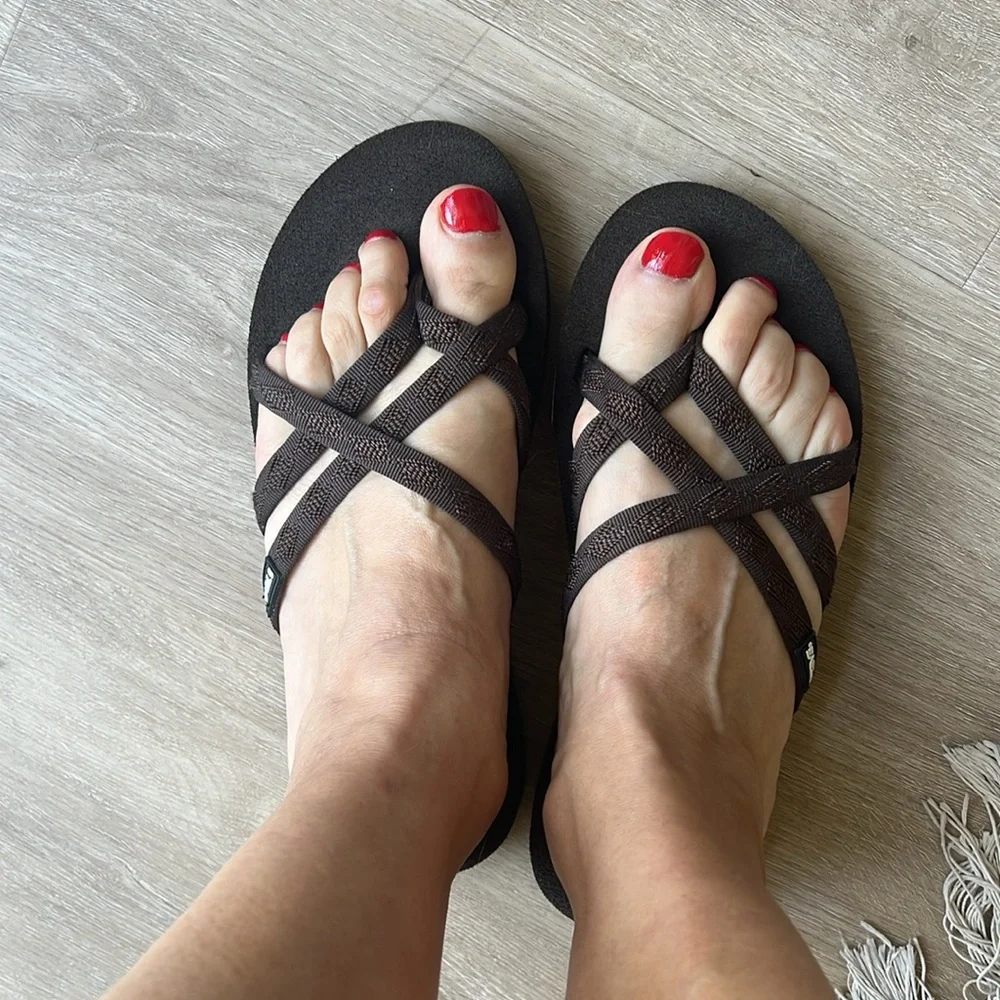 Two pairs of flip flop (Teva & Puma) both in size 8 and color black and brown - Picture 3 of 11